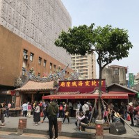 永楽市場の横にある、多くの人で賑わう「霞海城隍廟（シャアハイチャンホワンミャオ）」