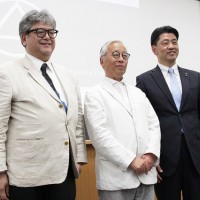 左から)国立天文台 天文情報センター広報室長・准教授の山岡 均、杉本博司、小田原市長の加藤憲一