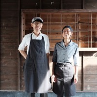「蔵精」オーナーの横山精一さん・陽子さん夫妻。精一さんが調理場に立ち、陽子さんは接客を担当しています