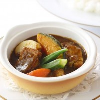 「三元豚の煮込みカレーライス」（2,000円）