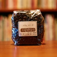 甲斐さん定番コーヒーは、京都・三条河原町にある「六曜社珈琲店」のブレンド。ブラックで飲んで初めて「おいしい！」と思えたコーヒーだとか。