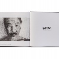 「RAVENS / 鴉」1万円（出版：MACK/スリップケース入りハードカバー/136 ページ/263 x 263mm/モノクロ）
