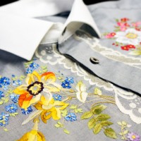 「春の花の刺繍シャツ－18世紀 宮廷衣装の習作」コットン 2011年