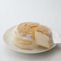 「ミルクレープ クリームチーズ」カットサイズ（税込540円）、12cm（税込2,484円）、15cm（税込3,900円）