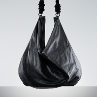 「Hobo Bag（Beige/Red/Black）」（11万8,000円）