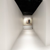 初の大型展覧会「CROSSOVER」。瀧本幹也の圧倒的な作品の世界を体感できる