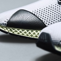 ワイスリー（Y-3）、デジタルライト合成をミッドソールに採用した「Y-3 RUNNER 4D」を発売