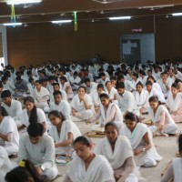 Gujarat Vidyapithの学生による瞑想とカディの糸を紡ぐ時間（撮影：岡本憲昭）