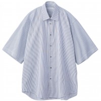 オーバーサイズ半袖シャツ（2万6,000円）