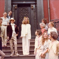 ゴードン・マッタ=クラーク（中央左）とジェイン・クロウフォードの結婚を祝う友人たちとともに 1978年