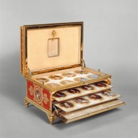 セーヴル王立磁器製作所《国王の嗅ぎタバコ入れの小箱》1819-1820年、マリー＝ヴィクトワール・ジャクオト《「国王の嗅ぎタバコ入れ」のためのミニアチュール48点》1818-1836年