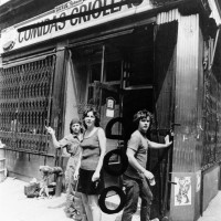 レストラン「フード」の前で、ゴードン・マッタ=クラーク、キャロル・グッデン、ティナ・ジルアール 1971年 個人蔵 Photo: Richard Landry
