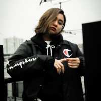 アトモス ラボ（ATMOS LAB）とチャンピオン（CHAMPION）による初のコラボレーションアイテムが登場。