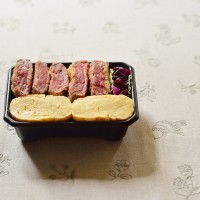 とり山卯吉「ビーフフィレカツだし巻弁当」（税込1,944円）