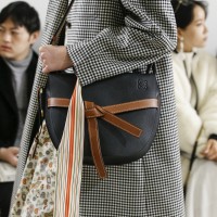 ロエベ（LOEWE）の「ゲート」バッグに、今秋新たなサイズ、フォルム、素材、カラーがラインアップ。