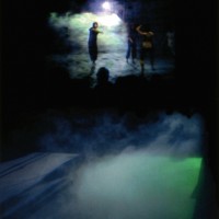 《オパール・ループ／雲 》フォグスクリーン・インスタレーション, #74490, 2002（参考図版） 「E.A.T.─芸術と技術の実験」（NTTインターコミュニケーション・センター[ICC]）展示風景より コラボレーション：トリシャ・ブラウン（コレオグラフィ）