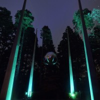 高橋匡太《Glow with Night Garden Project in Hakone》2017 年  井上武吉《マイ・スカイ・ホール（天への道）》
