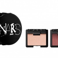 「NARS リトルフェティッシュ 8376」（ハイライティングパウダー  5220 4.2g、ブラッシュ 4031N 3.5g／2,900円）※11月22日数量限定発売