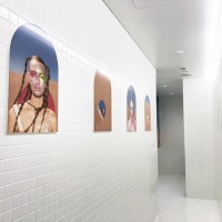 ラフォーレ原宿の地下1階のトイレがリニューアル。写真家・大野隼男の作品を展示中