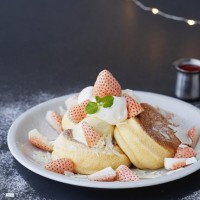 「奇跡のパンケーキ 淡雪いちご」（1,600円）
