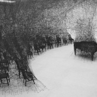 塩田千春 《静けさの中で》 2008年 焼けたピアノ、焼けた椅子、黒毛糸 展示風景：「存在様態」パスクアートセンター（スイス、ビール／ビエンヌ）2008年 撮影：Sunhi Mang