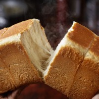 極美“ナチュラル”食パン（2斤サイズ 833円、28mmスタイル 259円）