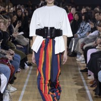 トーガ（TOGA）が、ロンドンで2019-20年秋冬コレクションを発表した。