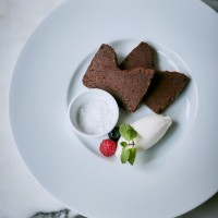 濃厚ガトーショコラ（900円）。サントメ産カカオ66%チョコレートと発酵バターを使用した半生仕上げのしっとり食感。