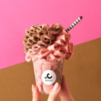 エアリーソフトクリーム‐フレッシュストロベリー×リッチチョコレート（556円）