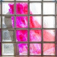 銀座メゾンエルメスでアーティスト湊茉莉の日本初個展、鮮やかな色彩で描かれる移ろいゆく時間と文明の痕跡
