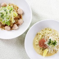 左から）「海老と春キャベツのXO醤麺」（900円）、「明太豆乳まぜ麺」（800円）