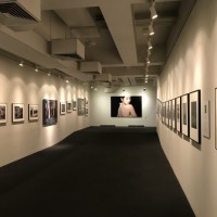 「時代 − 立木義浩 写真展 1959-2019 −」1階