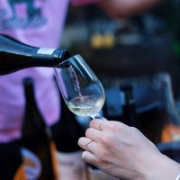 海辺でワイン100種を楽しめる人気イベント「ワインと海」、今年も横浜で開催