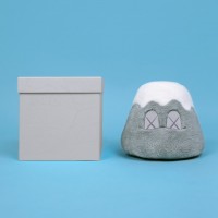 日本限定アイテム「KAWS:HOLIDAY JAPAN 富士山 8インチ ぬいぐるみ（シリアル番号証明書付き）」グレー（約21cm 各1万9,600円）