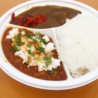 ライス入り専用プレート（300円）へ奥)青星寮カレー、手前)湘南ポークとズワイガニのキーマカレー