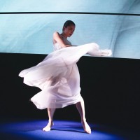 プレゼンテーションのオープニングを飾ったコンテンポラリーダンサーの柿崎麻莉子