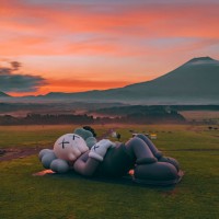 KAWSの全長40メートル巨大フィギュアがついに日本へ! 富士山麓のキャンプ場で展示イベント開催