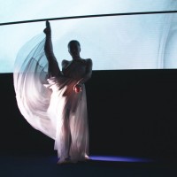 プレゼンテーションのオープニングを飾ったコンテンポラリーダンサーの柿崎麻莉子