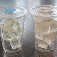 「氷キャンディ」左：ラズベリー、右：コーラ（各1,000円）