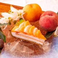 「2 色の桃とはちみつヨーグルトムースのタルト」（ピース 税込651円）