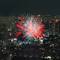 SHIBUYA SKY 屋上展望空間「SKY STAGE」からのぞむ都心の花火の様子