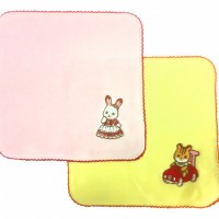 「刺繍ハンドタオル」（各税込880円）※展覧会限定品