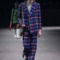 グッチ（GUCCI）が、2020-21年秋冬メンズコレクションショーをイタリア・ミラノのパラッツォ・デッレ・シンティッレ（Palazzo delle Scintille）で開催した。