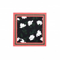 バンダナ「BLACK/PINK FLOWER」（3,700円 / 53x53cm）