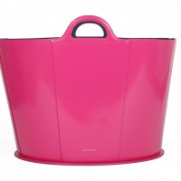 「トロピカリア・バッグ」ピンク（L38xH20xW23）/16万8,000円  ※ピンクは（L64xH37xW43）のサイズ展開なし