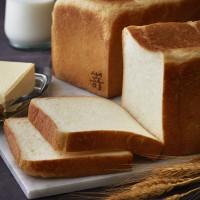 看板商品の食パン「極生“ミルクバター”」 2斤サイズ（880円）、28mmスタイル（278円）
