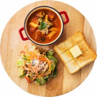 併設のカフェで楽しめる「スーププレート‐自家製ミネストローネ」（1,273円）