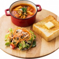 併設のカフェで楽しめる「スーププレート‐自家製ミネストローネ」（1,273円）