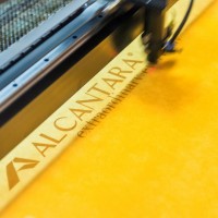 1972年に設立されたアルカンターラ社は、メイド イン イタリアの品質を誇る最高級素材を提供