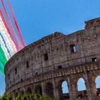 2020年6月2日のイタリア共和国建国記念日にはチームが描く三色旗がローマ上空に